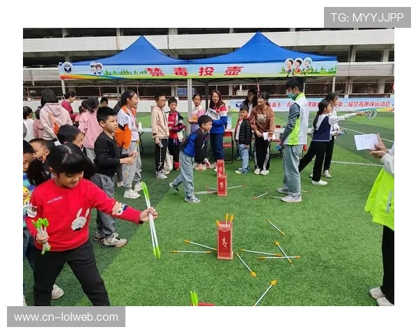 暂停期间趣味游戏，小球迷命中半场投篮